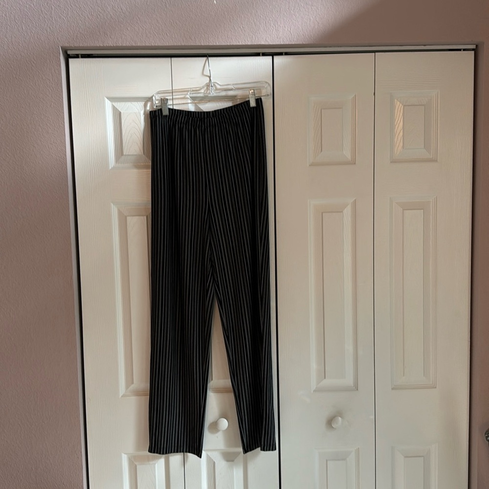 Chicos striped black and silver pants great for travel women’s size 1